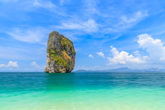 Schönes kristallklares türkisblaues Meer auf Ko Poda Island, Ao Phra Nang Bay, Krabi, Thailand