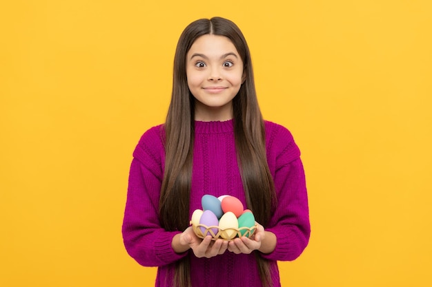 Schönes Lächeln Kind auf Eiersuche Zeit zum Spaß entzückendes Kind zeigt bemalte Eier Ostern Frühlingsurlaub glückliches jugendlich Mädchen mit bunten Eiern fröhliche Ostern Kindheitsglück