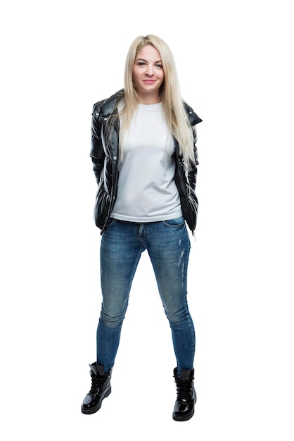 Schönes lächelndes blondes Mädchen in einer warmen schwarzen Jacke, weißem T-Shirt und Jeans Positivität und Freude Isoliert auf weißem Hintergrund Vertikal