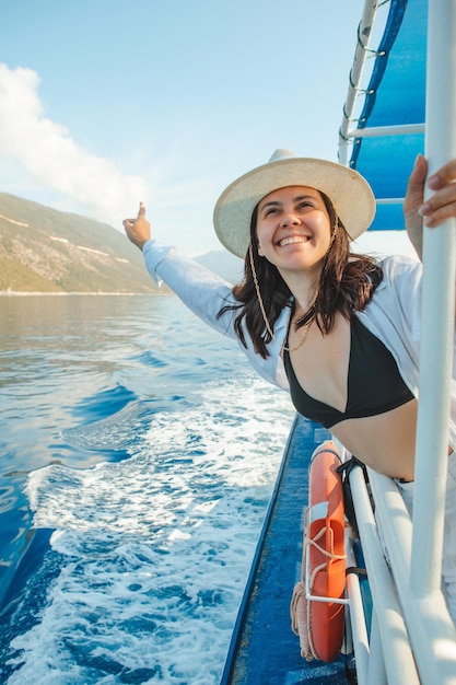 Schönes lächelndes Frauenporträt an den Sommerferien des Kreuzfahrtschiffes am Meer