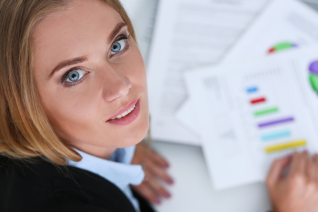 Foto schönes lächelndes geschäftsfrauenporträt am arbeitsplatz