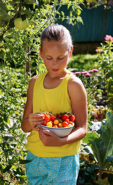 schönes lächelndes Mädchen im Garten sammeln