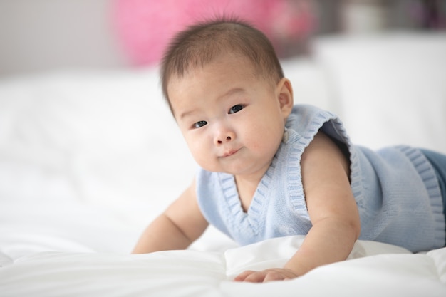 Schönes lächelndes nettes asiatisches Baby