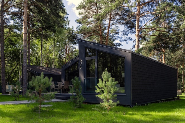 Schönes Landhaus. Außen- und Innenarchitektur eines Luxushauses. Niedrigenergie-Familienhaus aus Holz