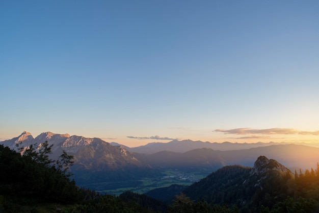 Schönes Landschaftsbild von Bergen vor klarem Himmel bei Sonnenuntergang