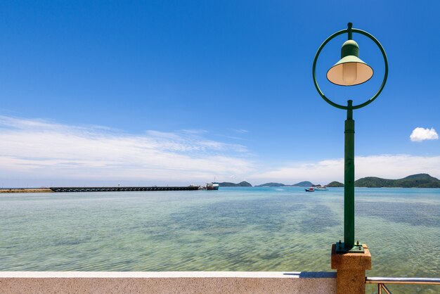 Schönes Landschaftsmeer in der Nähe der Lampe am Strand von Laem Panwa Cape ist ein berühmter Aussichtspunkt auf der Insel Phuket, Thailand?