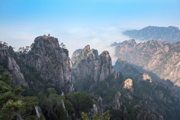 Schönes landscpae von Huangshan (gelber Berg) mit Seewolken in Ostchinas Anhui-Provinz.