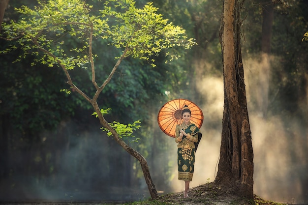 Schönes Laos-Mädchen in Laos-Tracht, Weinleseart bei Vientiane, Laos.