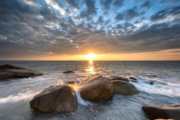 Foto schönes licht vor sonnenuntergang an der lan hin khao rayong provinz, thailand