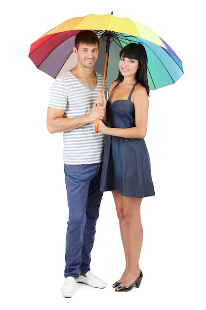 Schönes Liebespaar mit Regenschirm isoliert auf weiß