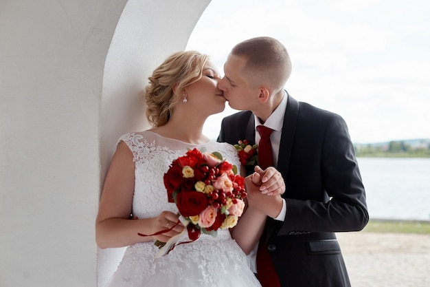 Schönes liebevolles Hochzeitspaar meldet eine Heirat an und spaziert die schöne Promenade entlang. Glück und Liebe in den Augen von Männern und Frauen. Russland, Swerdlowsk, 15. Juni 2019