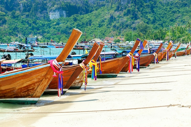 Schönes Long Beach, Phi Phi-Insel, Thailand. Tropische landschaft Reise-Konzept.