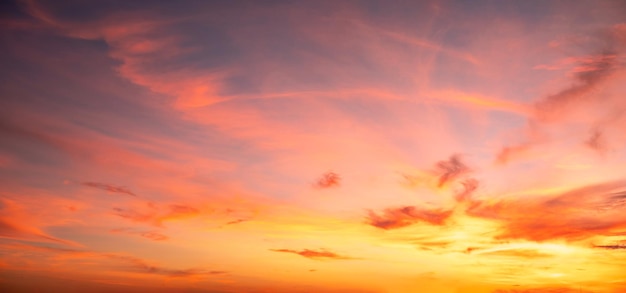 Schönes luxuriöses weiches Gradient Orange Gold Panoramablick Wolken und Sonnenlicht auf dem blauen Himmel perfekt für den Hintergrund nehmen Sie EverningTwilight Großformat High-Definition-Landschaft Foto