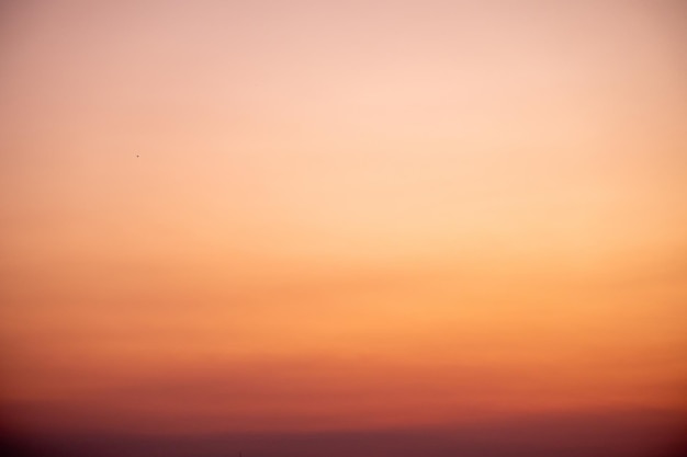 Foto schönes luxuriöses weiches gradient orange-goldes wolken und sonnenlicht auf dem blauen himmel perfekt für den hintergrund nehmen sie in everningtwilight große größe high-definition-landschaft foto