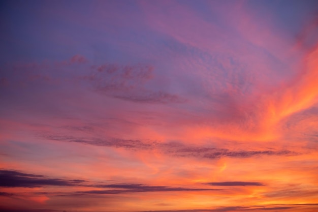 Schönes Luxus weiches Gradient orange-gold Wolken und Sonnenlicht auf dem blauen Himmel perfekt für den Hintergrund nehmen in everningTwilight