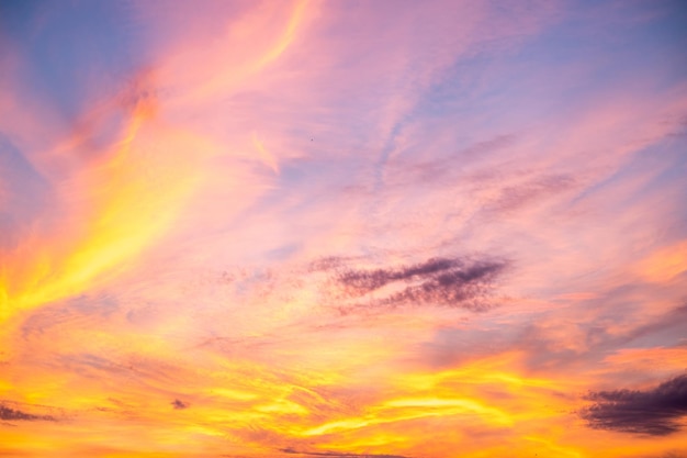 Schönes Luxus weiches Gradient orange-gold Wolken und Sonnenlicht auf dem blauen Himmel perfekt für den Hintergrund nehmen in everningTwilight