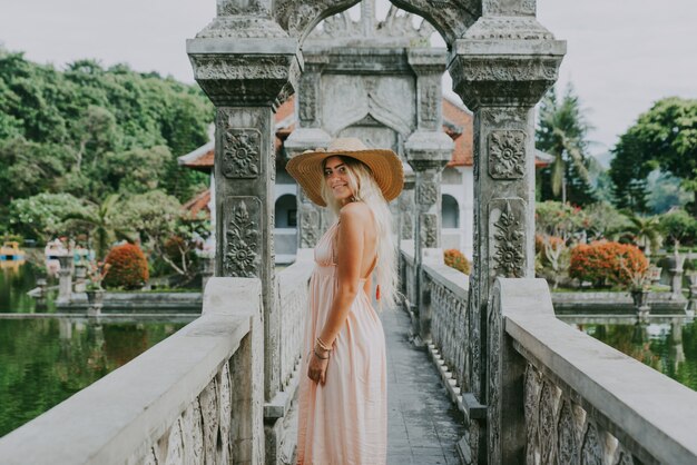 Schönes Mädchen am Wasserpalast in Bali