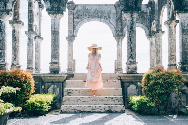 Schönes Mädchen am Wasserpalast in Bali