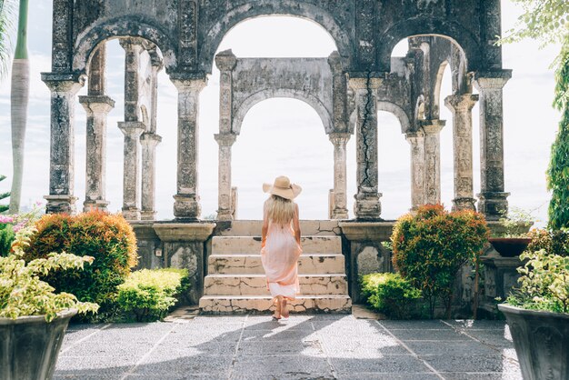 Schönes Mädchen am Wasserpalast in Bali