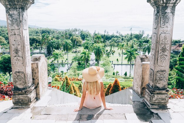 Schönes Mädchen am Wasserpalast in Bali