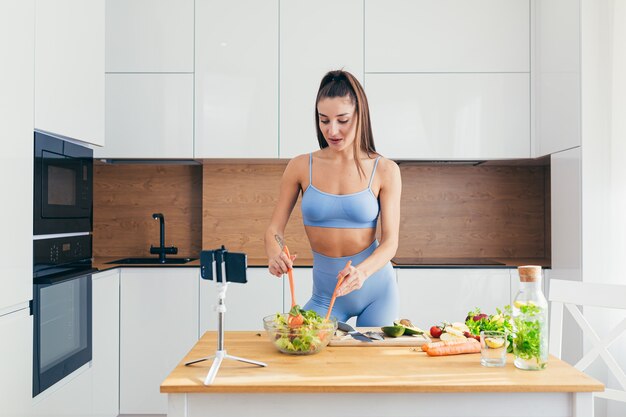 Schönes Mädchen bereitet gesundes Essen in der Küche zu