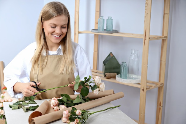 Schönes Mädchen, Blumenhändler mit Blumen und Laptop