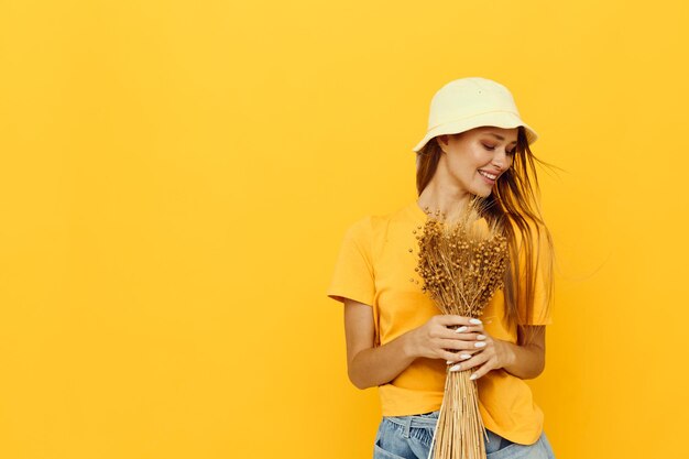 Schönes Mädchen Blumenstrauß aus getrockneten Blumen Freizeitkleidung Lächeln posiert Lifestyle unverändert