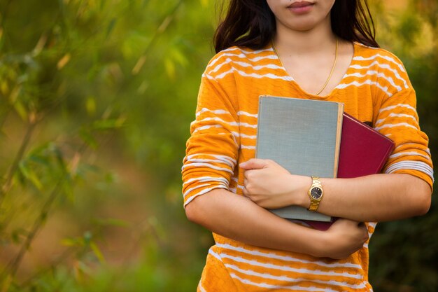 Schönes Mädchen, das Buch hält