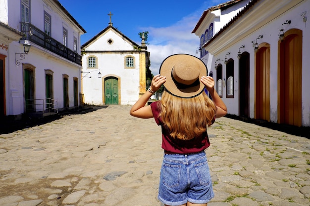 Schönes Mädchen, das die historische Stadt Paraty Rio de janeiro Brasilien besucht