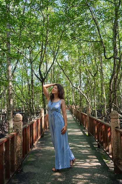 Schönes Mädchen, das durch den Mangrovenwald in Asien geht.
