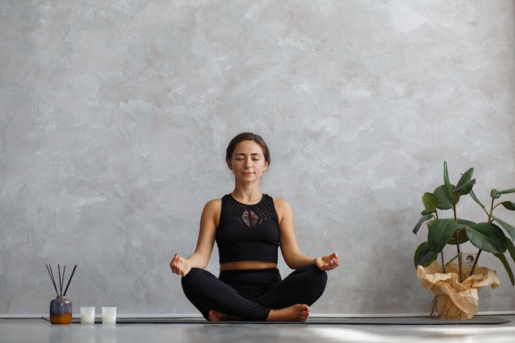 Foto schönes mädchen, das einfache yoga-haltung übt, sukhasana.
