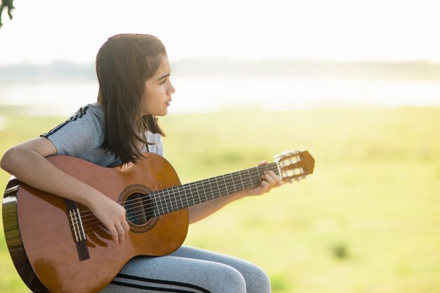 Schönes Mädchen, das Gitarre spielt