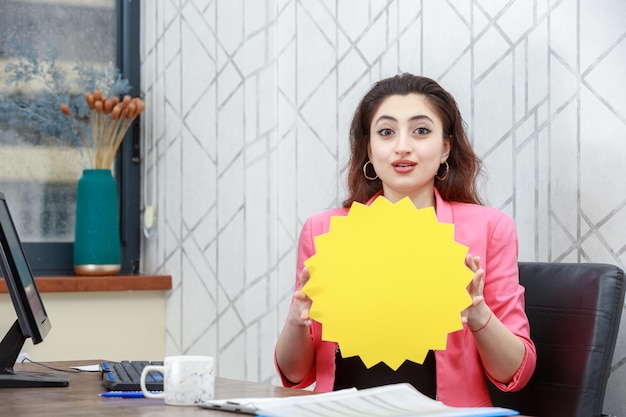 Schönes Mädchen, das im Büro sitzt und Ideenblase hält Foto in hoher Qualität