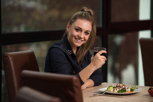 Schönes Mädchen, Das In Einem Restaurant Isst Und Glücklich Ausschaut