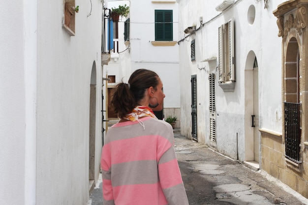 Schönes Mädchen, das in Gallipoli-Dorf in Salento Italien geht