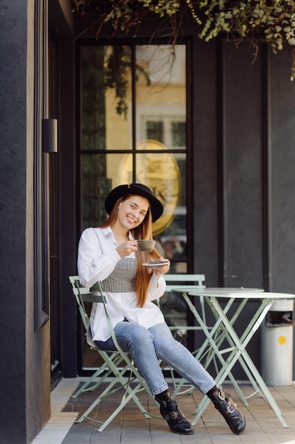 Schönes Mädchen, das Kaffee im Café trinkt