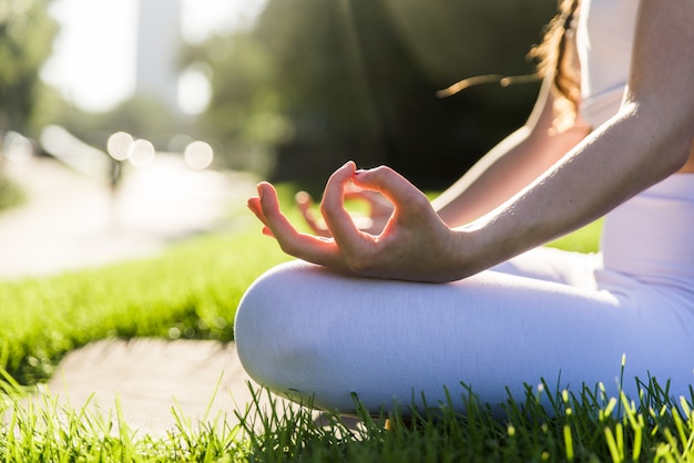 Schönes Mädchen, das Morgen-Yoga-Training in New York macht