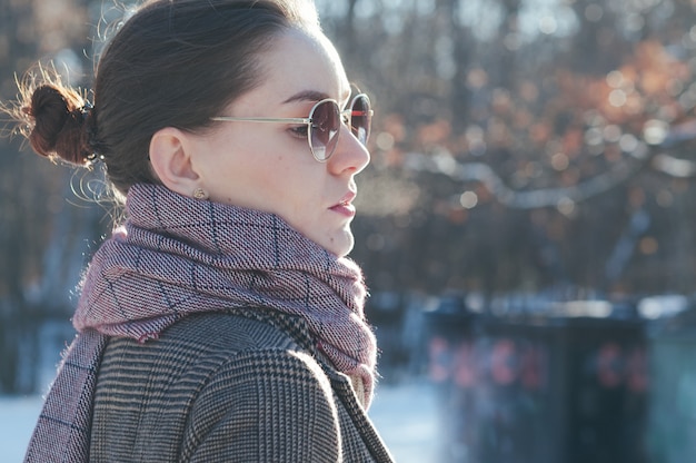 Schönes Mädchen der Modestraßenart in der Winterkleidung