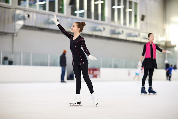 Schönes Mädchen Eiskunstlauf