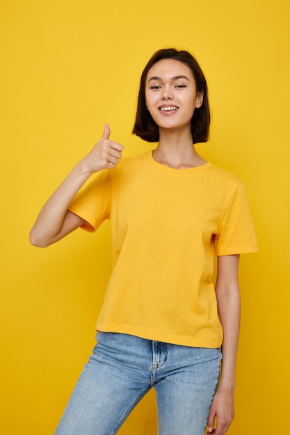 Schönes Mädchen gelbes T-Shirt Sommer Stil Handgeste Lifestyle unverändert
