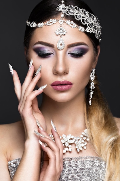 Schönes mädchen im bild der arabischen braut mit teurem schmuck, orientalischem make-up und brautmaniküre. die schönheit des gesichts. fotos im studio geschossen.