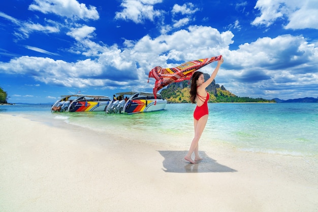 Schönes Mädchen im roten Bikini am Strand, Poda-Insel in Thailand.