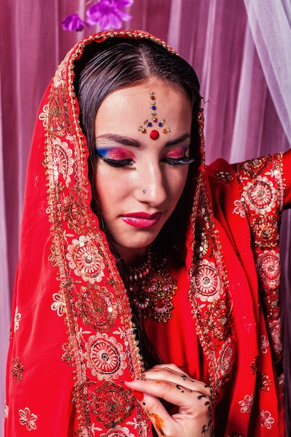 Schönes Mädchen im Sari der indischen nationalen Tracht