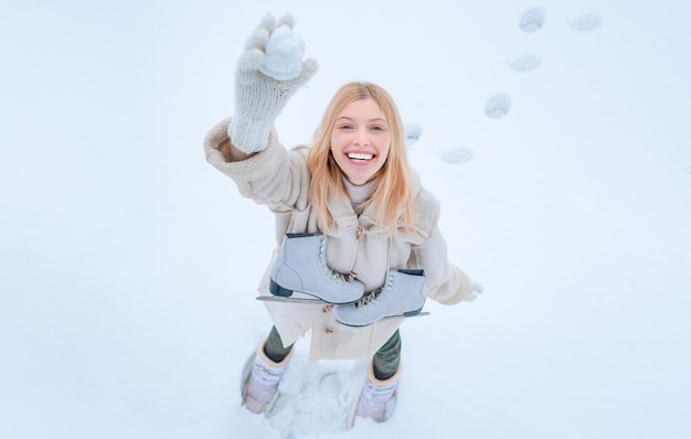 Schönes Mädchen im Winter draußen