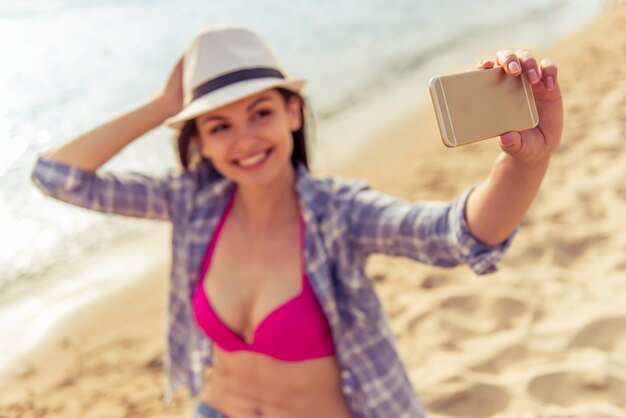 Schönes Mädchen in der Sommerkleidung macht selfie.