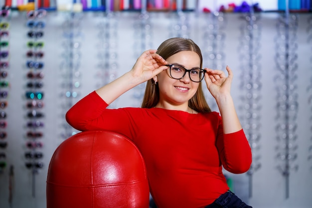 Schönes Mädchen in einem Augenheilkundezentrum nimmt eine Brille zur Sehkorrektur auf