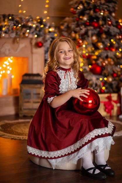 Schönes Mädchen in einem festlichen Kleid zu Hause