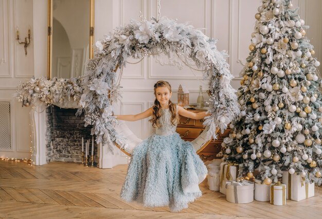 Schönes Mädchen in einem Kleid an Weihnachten