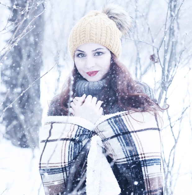 Schönes Mädchen in einem schönen Winterschnee