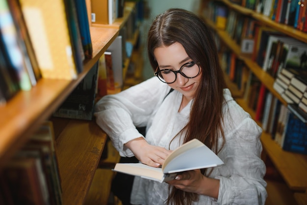 Schönes Mädchen in einer Bibliothek